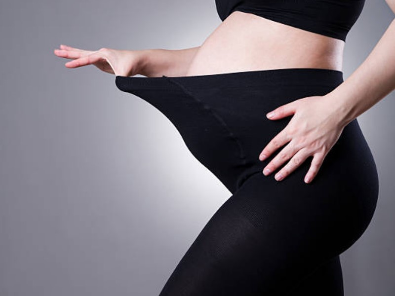 Hlačne nogavice s kompresijo za noseče ženske zmanjšujejo obremenitev žil.